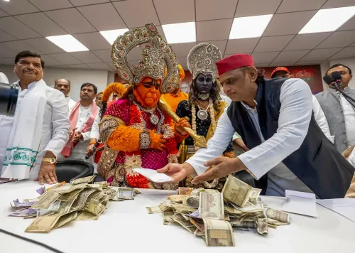 अखिलेश यादव की लखनऊ प्रेस कॉन्फ्रेंस — देवी देवताओं के वेश में कलाकार