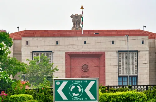 संसद भवन के शीर्ष पर राष्ट्रीय प्रतीक चिह्न