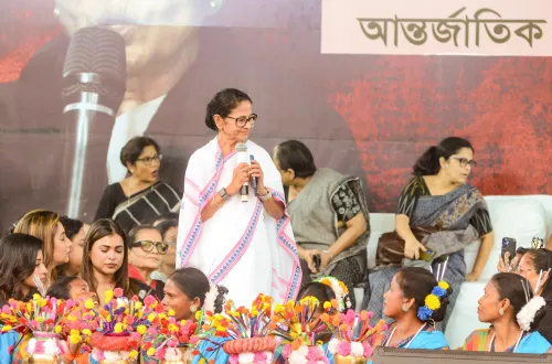 कोलकाता: अंतर्राष्ट्रीय महिला दिवस पर ममता बनर्जी के विरोध प्रदर्शन की तस्वीर