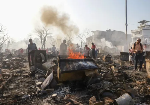 लखनऊ: झुग्गी में आग के बाद निवासी मलबे में खोजबीन कर रहे हैं