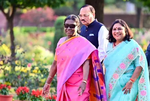 नई दिल्ली: राष्ट्रपति मुर्मू, मुख्य न्यायाधीश सूर्या कांत के साथ राष्ट्रपति भवन में