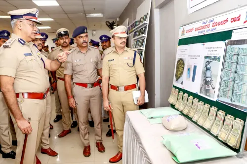 बेंगलुरु पुलिस आयुक्त ने प्रेस कॉन्फ्रेंस में ज़ब्त माल दिखाया