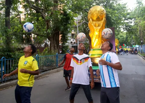 कोलकाता के फुटबॉल दीवानों का FIFA कार्निवल जोश