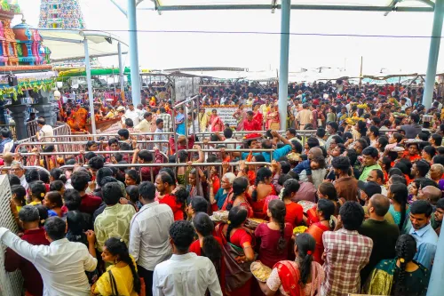 आषाढ़ सारे: कनक दुर्गा मंदिर में श्रद्धालुओं की भीड़
