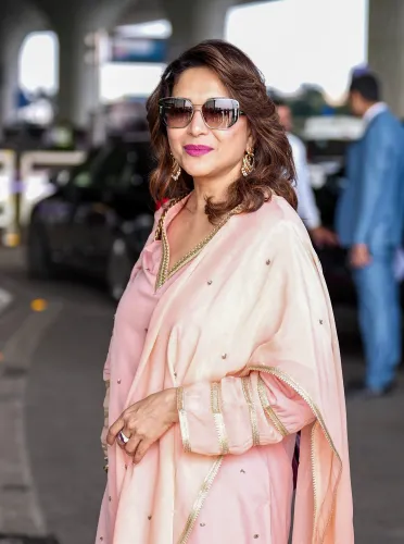 मुंबई: माधुरी दीक्षित एयरपोर्ट पर देखी गईं