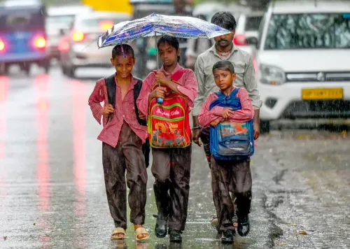 छाते लेकर स्कूल जाते बच्चे, नोएडा में प्री मॉनसून बारिश