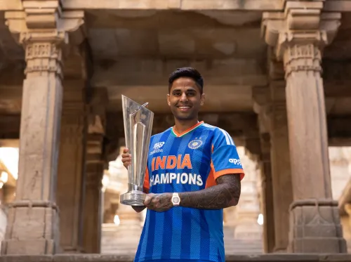 गांधीनगर: ICC पुरुषों के टी20 विश्व कप ट्रॉफी के साथ सूर्यकुमार यादव का फोटो