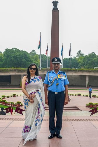 VCAS आशुतोष दीक्षित और पत्नी अर्चना का युद्ध स्मारक पर श्रद्धा समर्पण