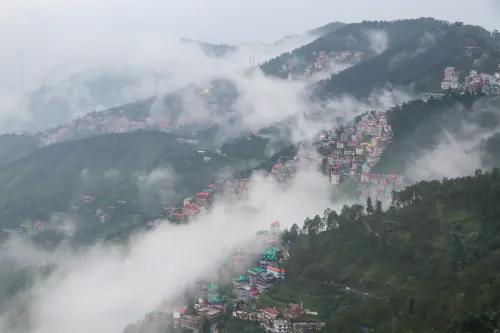शिमला की पहाड़ियों पर मानसूनी बादलों का मनोरम नज़ारा