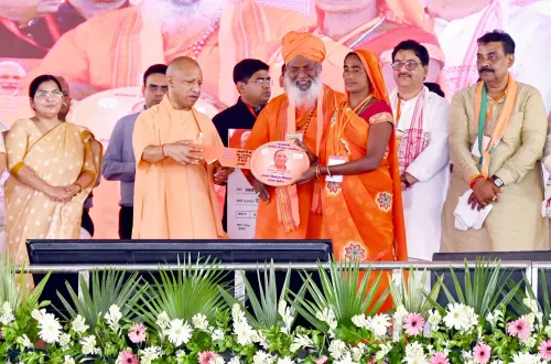 योगी आदित्यनाथ ने लाभार्थियों को बाँटे प्रमाणपत्र व नियुक्ति पत्र