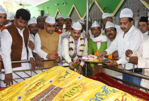 जमाल सिद्दीकी ने हाई कोर्ट मज़ार पर चादर अर्पित की