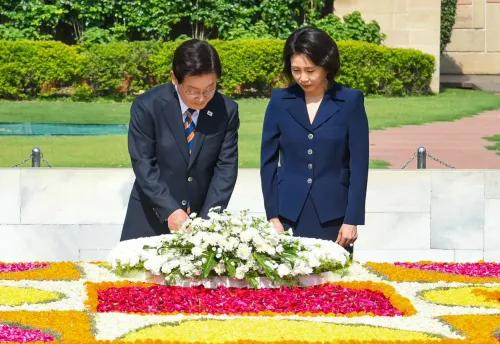 नई दिल्ली: दक्षिण कोरियाई राष्ट्रपति ली जेई म्यंग ने राजघाट का दौरा किया