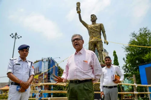 विधायक शरद्वत मुखर्जी ने लेक टाउन में हिलती मेसी प्रतिमा का जायज़ा लिया