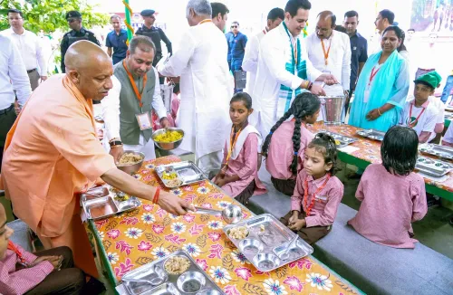 योगी ने छात्रों के साथ मध्याह्न भोजन किया — स्कूल चलो अभियान का दूसरा चरण