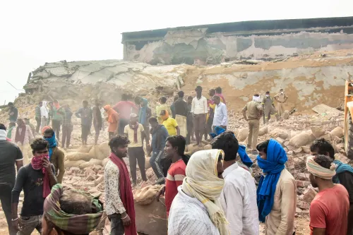 प्रयागराज: ठंडे भंडार के ढहने के बाद बचाव कार्य