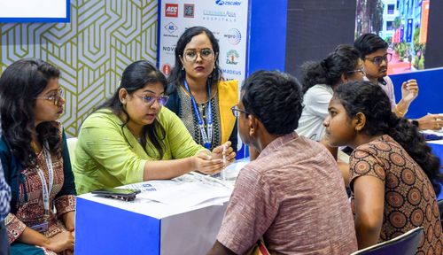 नेताजी इनडोर स्टेडियम में छात्र अभिभावकों की उमड़ी भीड़