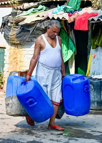 संजय कैंप में पानी के लिए जूझते निवासी