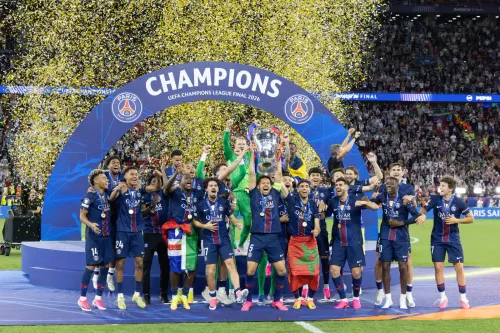 बुडापेस्ट में PSG का जश्न — UEFA चैंपियंस लीग ट्रॉफ़ी पर कब्ज़ा