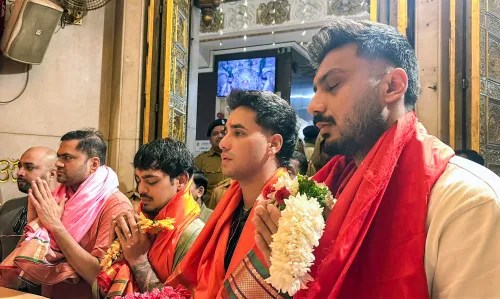 Mumbai: Cricketers Pray at Siddhivinayak Temple