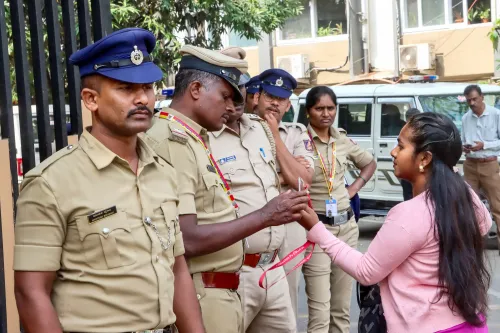 बेंगलुरु: कर्नाटका रक्षा वेदिके का DRM कार्यालय के सामने प्रदर्शन