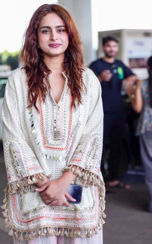 Mumbai: Ayesha Khan Seen at the Airport