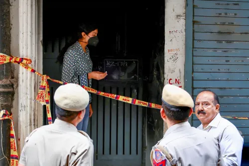 पुलिस ने आग प्रभावित इमारत का मुआयना किया