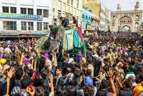 चारमीनार के पास शिया मुसलमानों का आशूरा जुलूस
