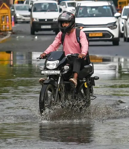 नई दिल्ली में जलभराव: सड़कों पर घुटनों तक पानी