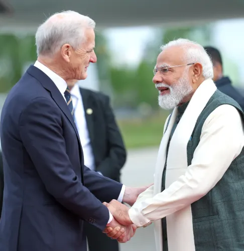 नॉर्वे PM ने ओस्लो हवाई अड्डे पर किया मोदी का स्वागत