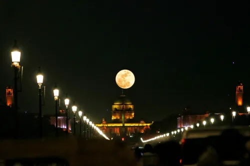 New Delhi: 'Flower Moon' lights up sky over India Gate