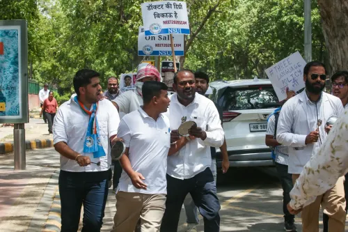 New Delhi: NSUI stages Thali-Taali protest over NEET scam and CBSE issues