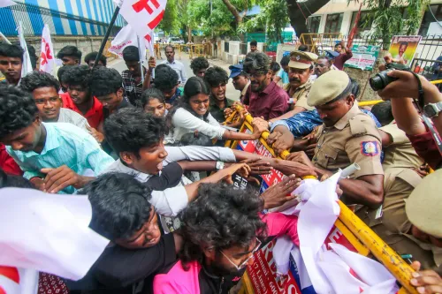 SFI कार्यकर्ताओं और पुलिस में टकराव, शास्त्री भवन के बाहर हंगामा