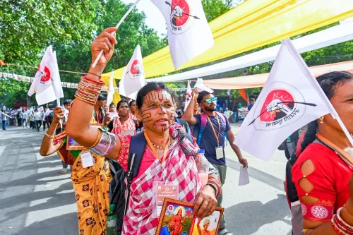 जनजाती महिला कलाकार: अजमेरी गेट से लाल किला मैदान तक जुलूस
