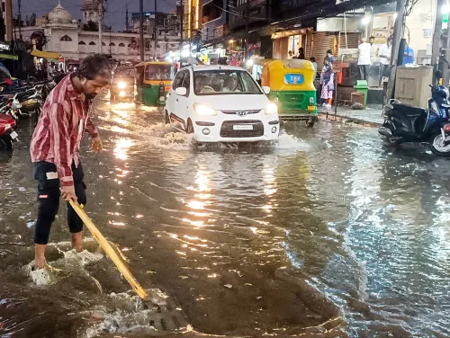 शिवाजीनगर की सड़कें पानी में डूबीं, वाहनों की आवाजाही बाधित