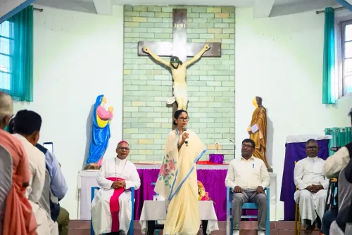 जलपाईगुड़ी: ममता बनर्जी सेंट लुसी चर्च का दौरा करती हैं