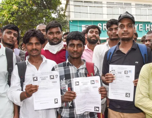 एडमिट कार्ड लेकर परीक्षा केंद्र के बाहर खड़े अभ्यर्थी