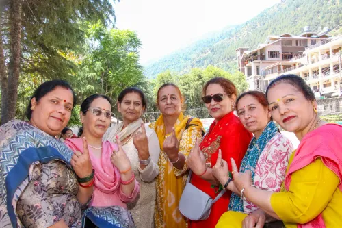 स्याही लगी उंगलियाँ — मनाली में महिला मतदाताओं का जोश