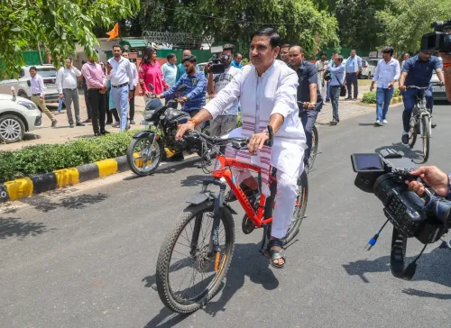टोखन साहू की साइकिल यात्रा — मोदी की मितव्ययिता अपील का जवाब