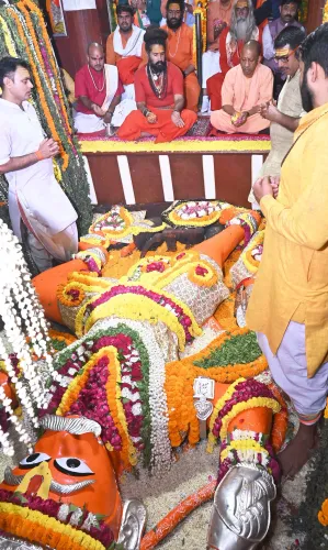 Prayagraj: Yogi Adityanath Visits Bade Hanuman Temple
