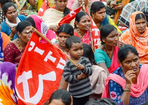 CITU झंडा थामे बच्चा — ग्राम पंचायत कर्मचारियों के धरने की तस्वीर