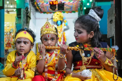 कोलकाता के मंदिर में कान्हा के रूप में पहुँचे नन्हे श्रद्धालु