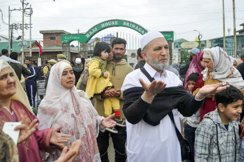 श्रीनगर: हज 2026 के पहले जत्थे के तीर्थयात्री कश्मीर से रवाना