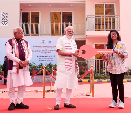 नई दिल्ली: महिला आवंटियों को चाबी सौंपते पीएम मोदी