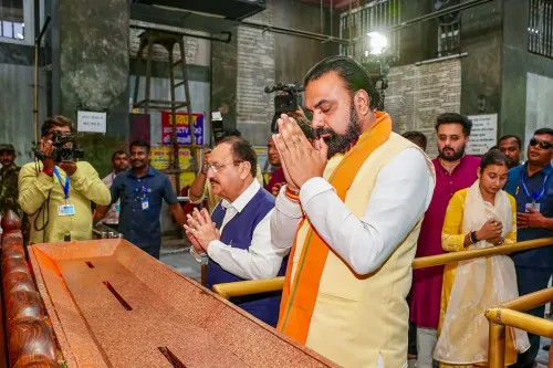 Patna: JP Nadda offers prayers at Mahavir Mandir