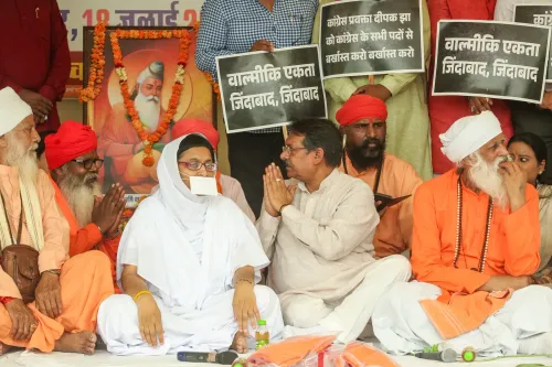 राजघाट के पास विरोध प्रदर्शन में हर्ष मल्होत्रा व धार्मिक नेता एकजुट
