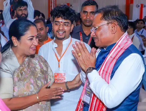 विष्णु देव साई और रेखा गुप्ता का जनजातीय सम्मेलन में संवाद