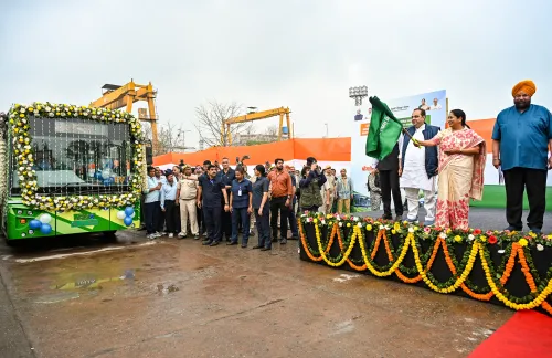नई दिल्ली: मुख्यमंत्री रेखा गुप्ता ने 300 नए ईवी बसों का झंडा दिखाया
