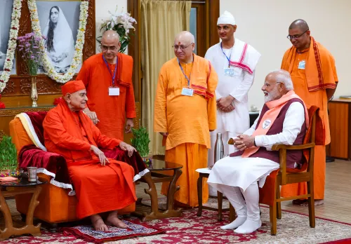 हावड़ा: पीएम मोदी ने बेलूर मठ का दौरा किया