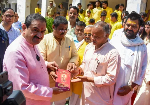 अयोध्या: गौतम अडानी गुरुकुल महाविद्यालय का दौरा करते हैं