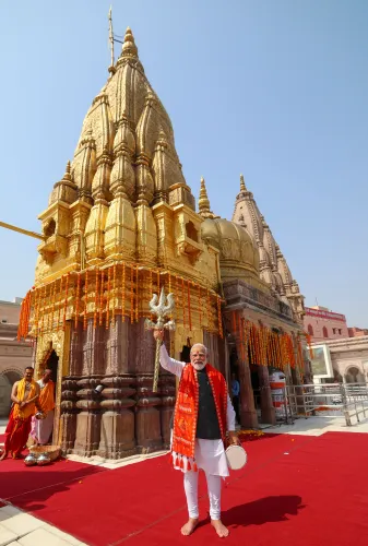 प्रधानमंत्री मोदी ने त्रिशूल और डमरू धारण किए